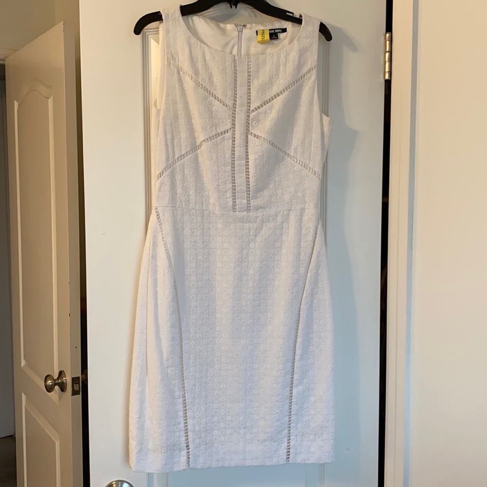 Gianni Bini Lace/Embossed/Cut-Out Dress, White, US size 2